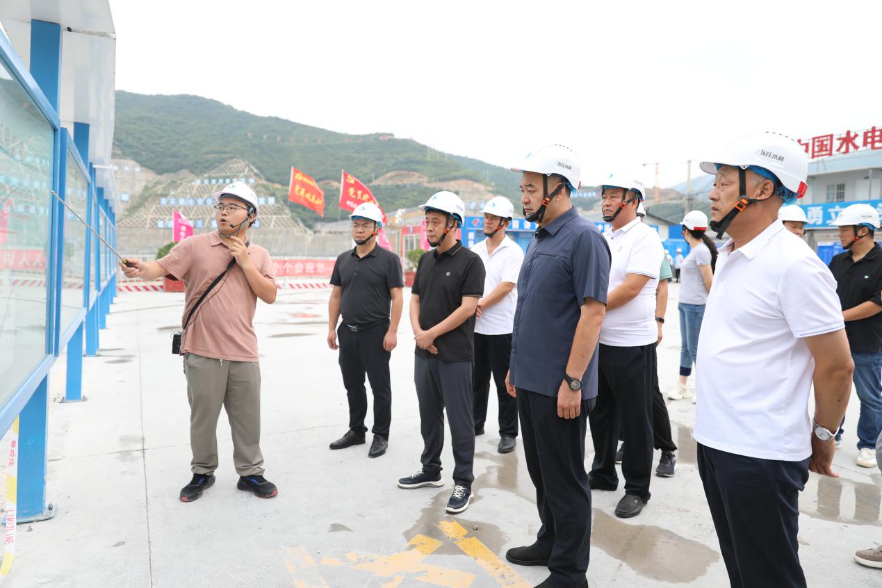 東莊水利公司：涇陽(yáng)縣政府領(lǐng)導(dǎo)考察東莊水利樞紐工程.jpg