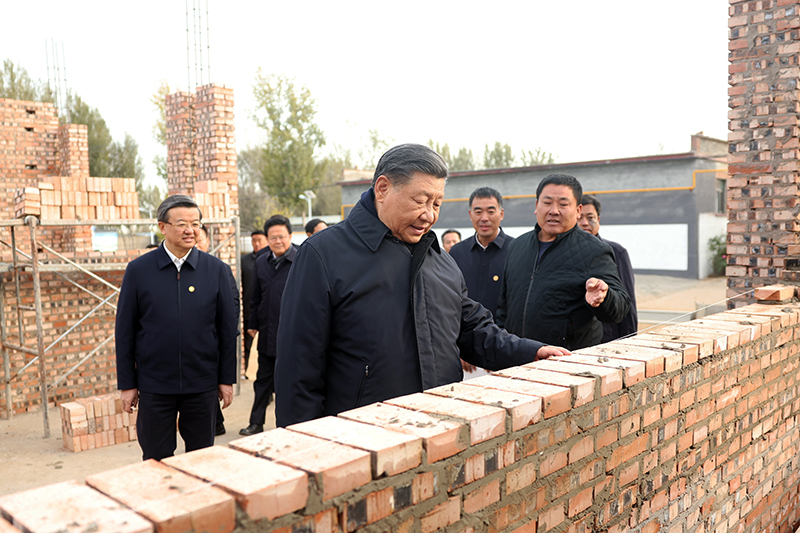 2023年11月10日，習(xí)近平總書記在河北保定涿州市刁窩鎮(zhèn)萬全莊村房屋重建施工現(xiàn)場考察。