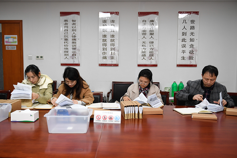 2020年1月8日，浙江寧波市北侖區(qū)紀(jì)委工作人員在檢查北侖區(qū)大數(shù)據(jù)發(fā)展管理中心2019年的公款消費票據(jù)，查找是否存在違規(guī)問題。